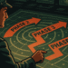 Estratega digital supervisando un plan de respuesta en fases sobre un mapa táctico